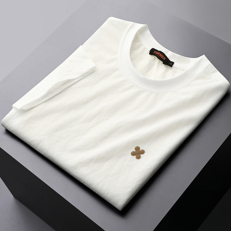 Versatile white t-shirt for men’s casual wardrobe