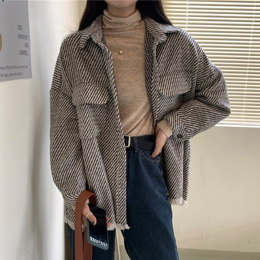 Yuvoro women’s plaid medium-long shirt jacket front view